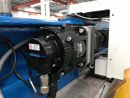 Máy cắt bằng tia nước 5 trục